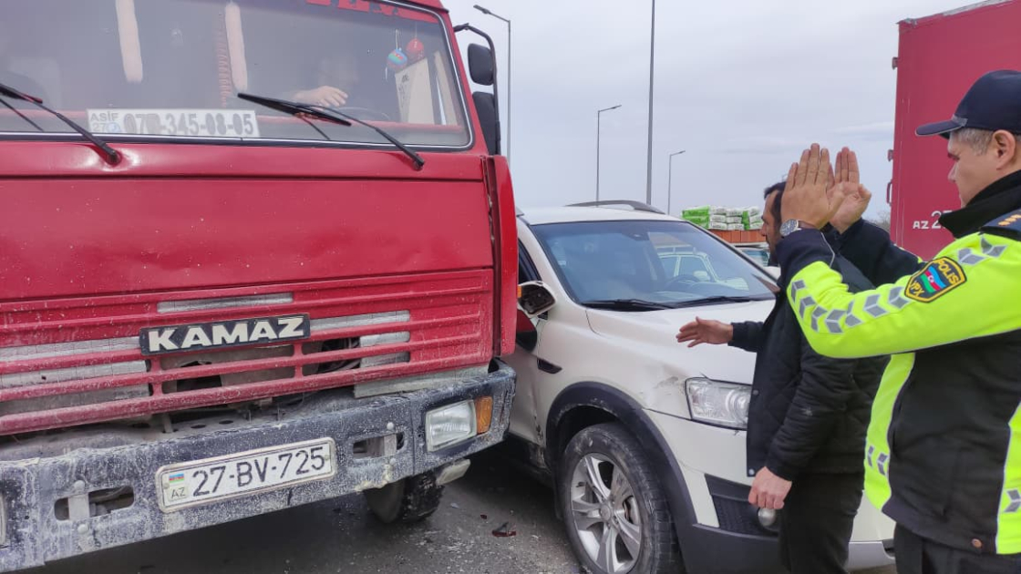 Xaçmaz-Quba yolunda qəza tıxaca səbəb oldu (FOTO)