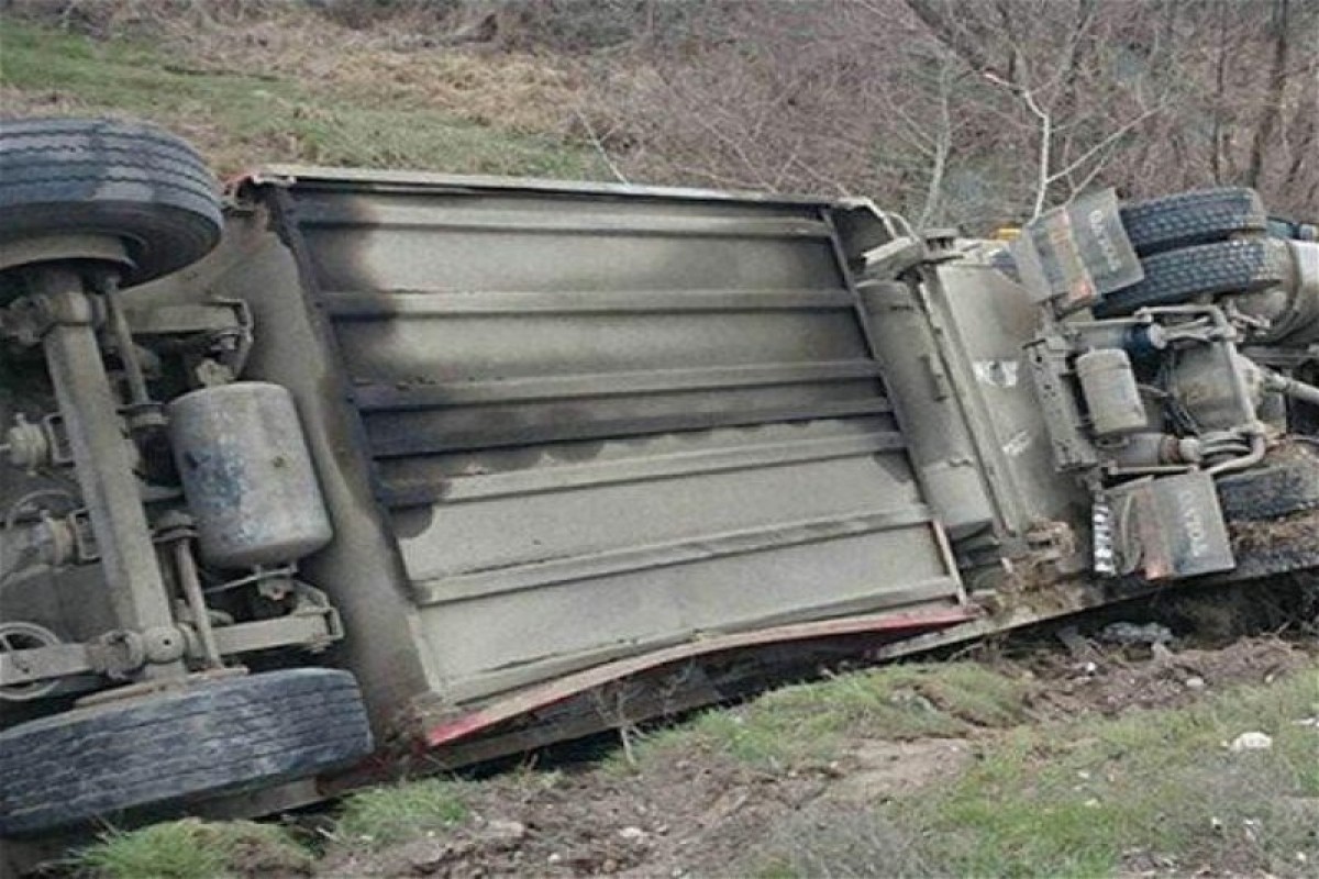 Kəlbəcərdə yük avtomobili aşdı, ölənlər var