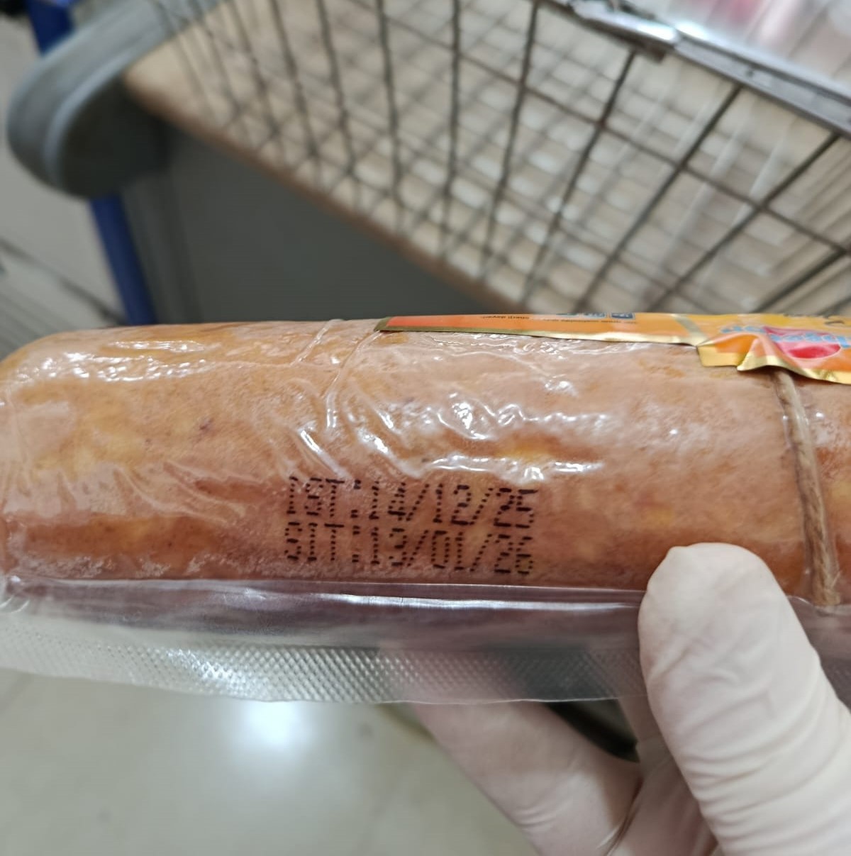 Bu marketdə vaxtı keçmiş məhsullar aşkarlandı (FOTO)