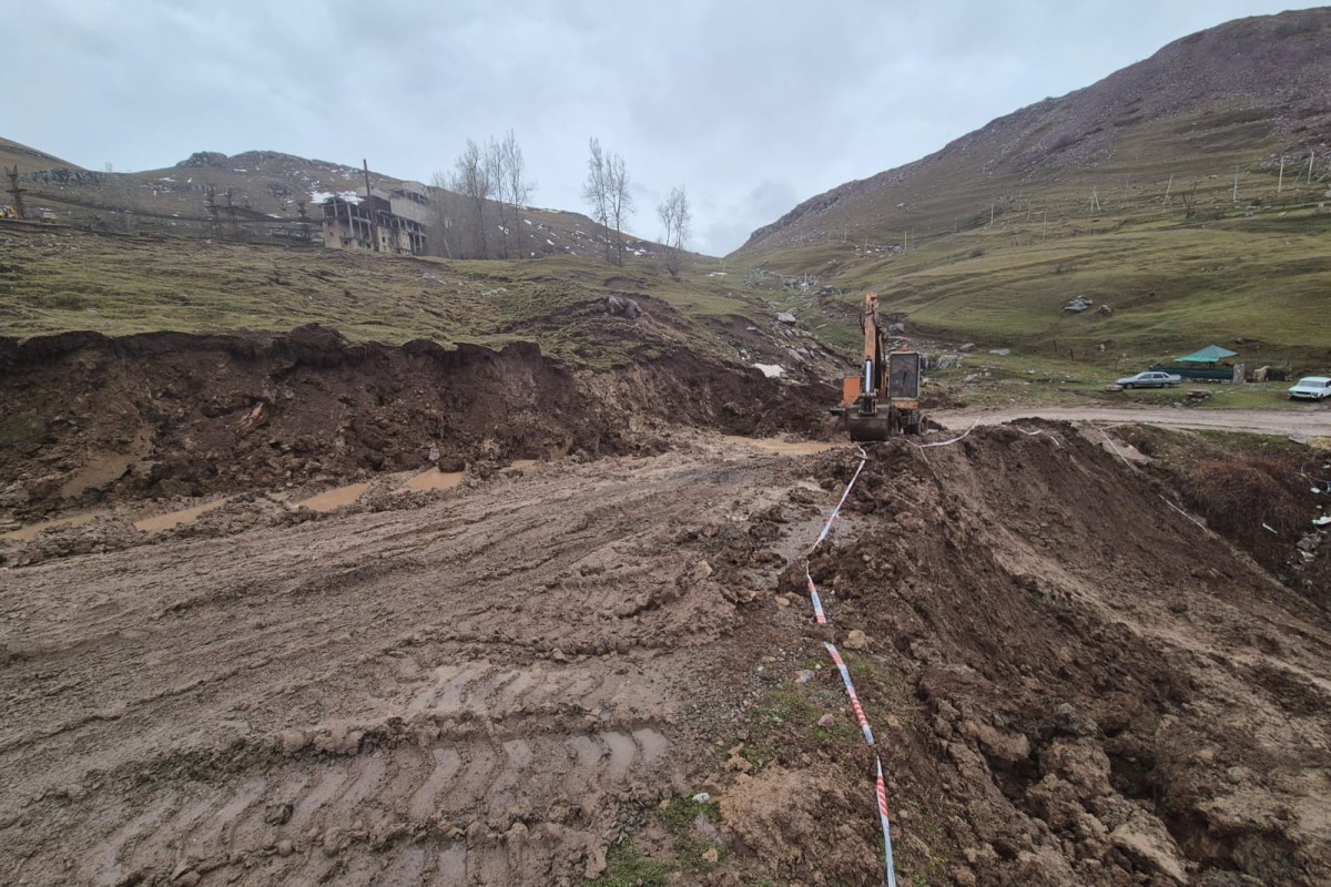 Daşkəsəndə güclü yağışdan sonra yolda sürüşmə baş verdi (FOTO)