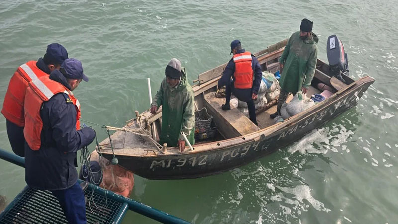 Xəzərdə köməksiz qalan balıqçılar xilas edildi (FOTO)