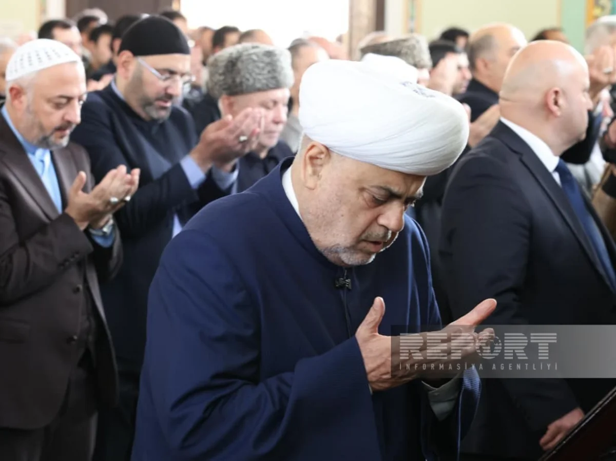 Təzəpir məscidində bayram namazı qılındı (FOTO)