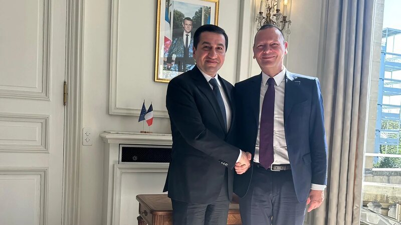 Hikmət Hacıyev Parisdə Makronun müşaviri ilə ikitərəfli münasibətləri müzakirə edib
