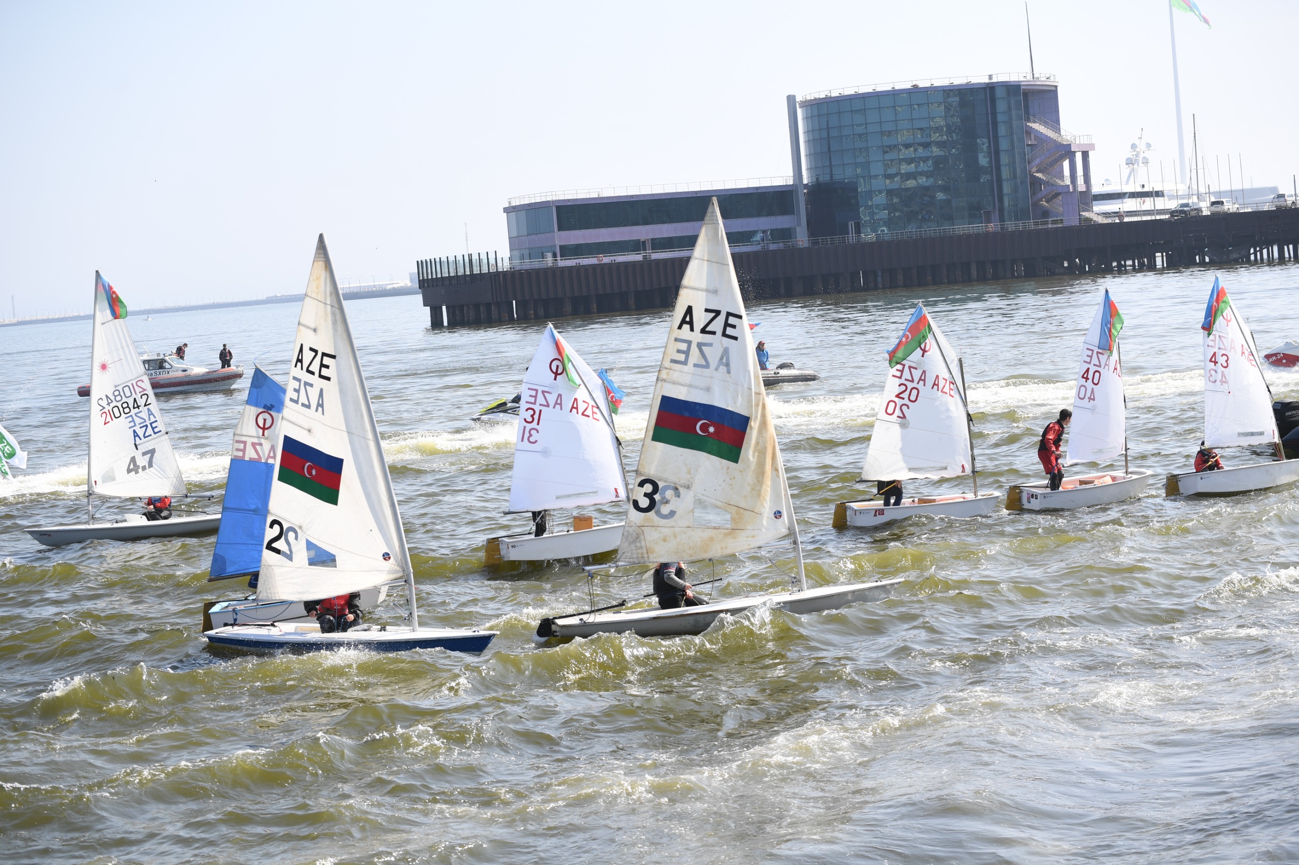 Bakıda Xəzərin suları avar&ccedil;əkmə və yelkənli qayıqlarla bəzəndi (FOTO)