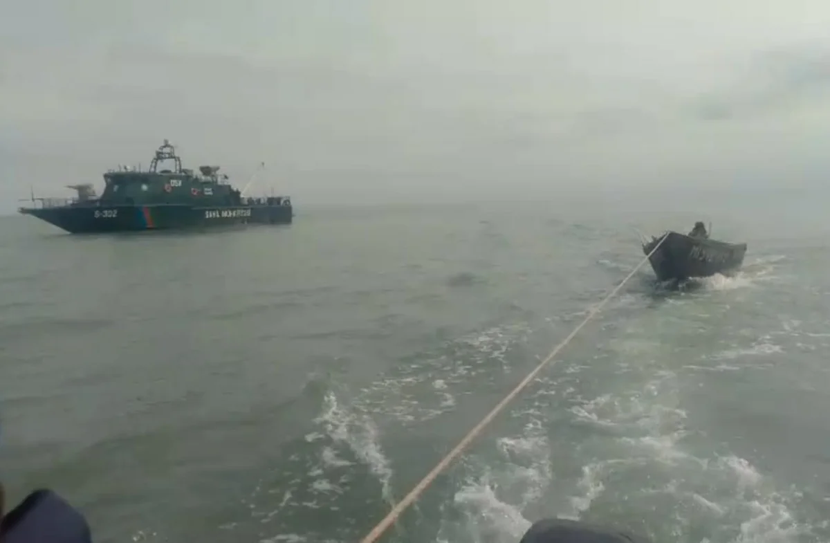 Xəzərdə köməksiz qalan balıqçılar xilas edildi (FOTO)