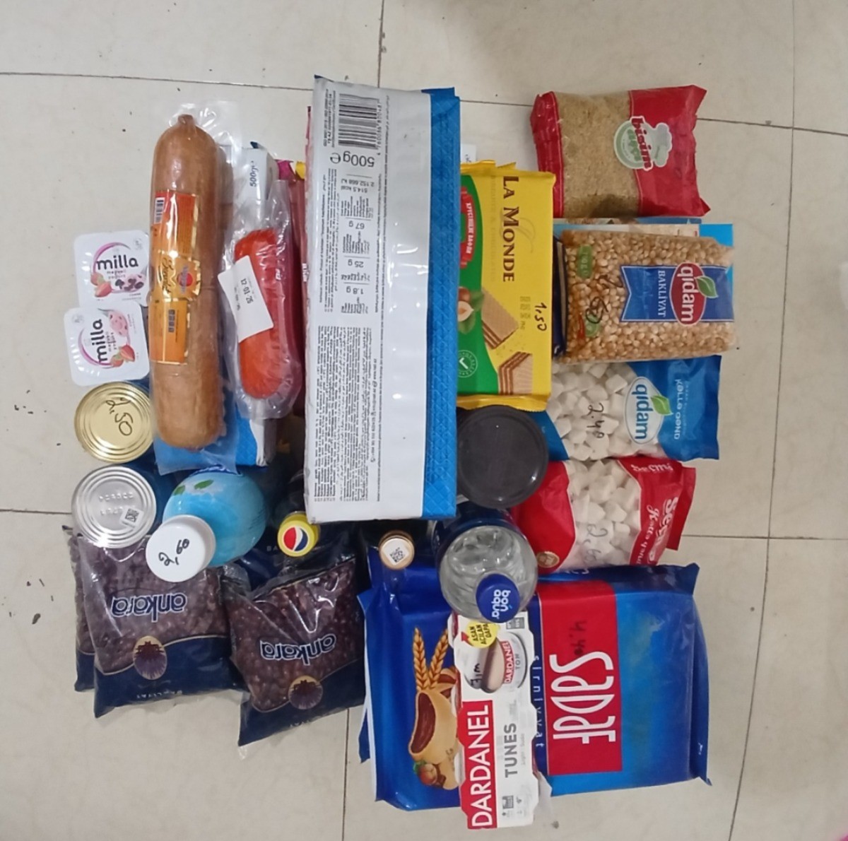 Bu marketdə vaxtı keçmiş məhsullar aşkarlandı (FOTO)