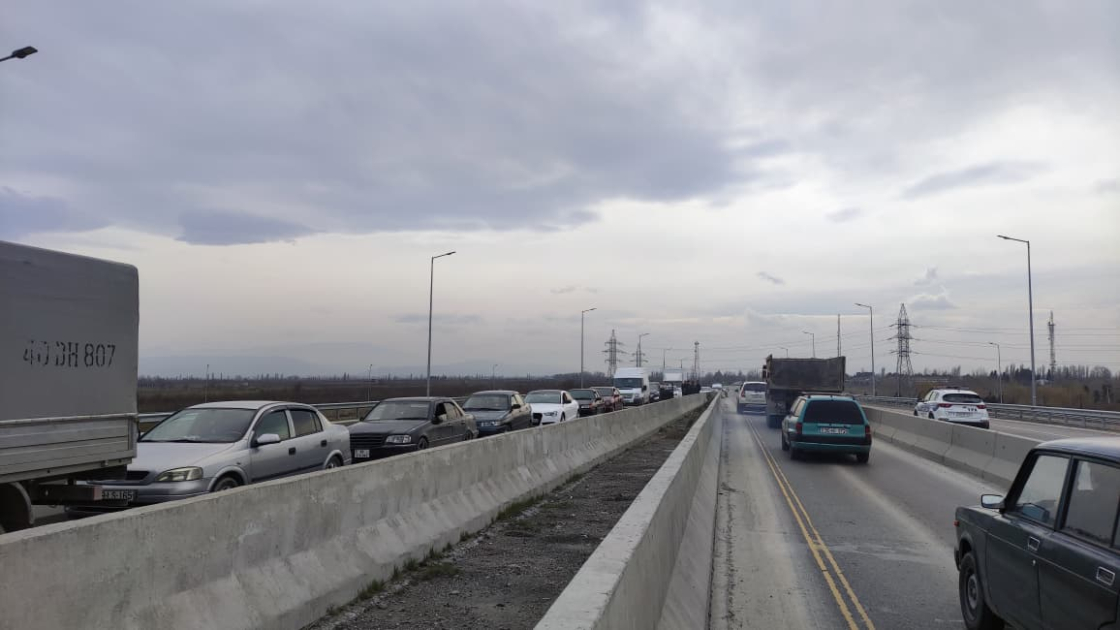Xaçmaz-Quba yolunda qəza tıxaca səbəb oldu (FOTO)