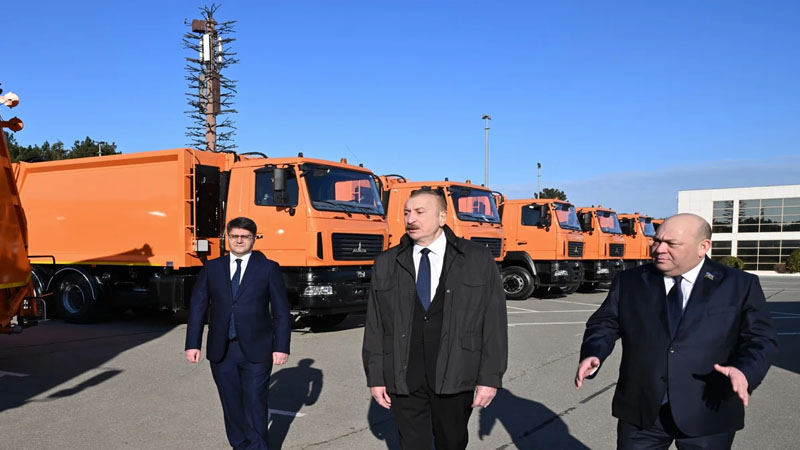 İlham Əliyev Bakıda məişət tullantıları daşıyan texnikalarla tanış oldu (FOTO)