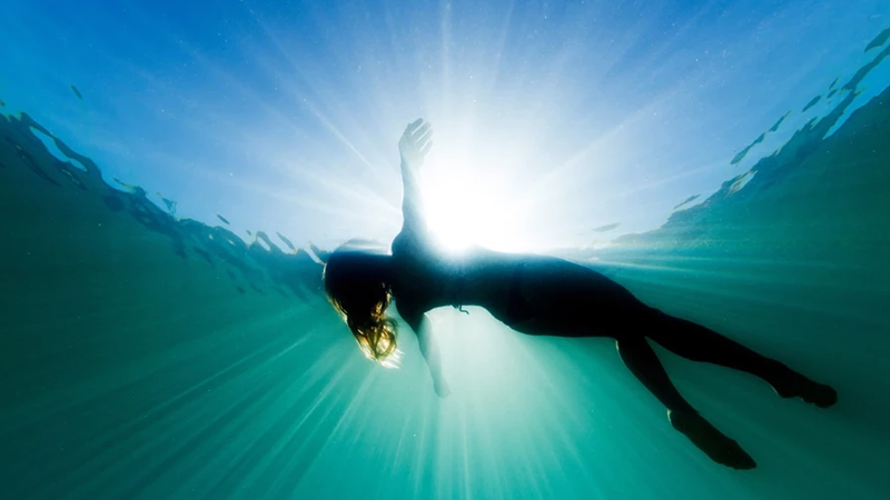 Duzlu suda üzmək niyə daha asandır?