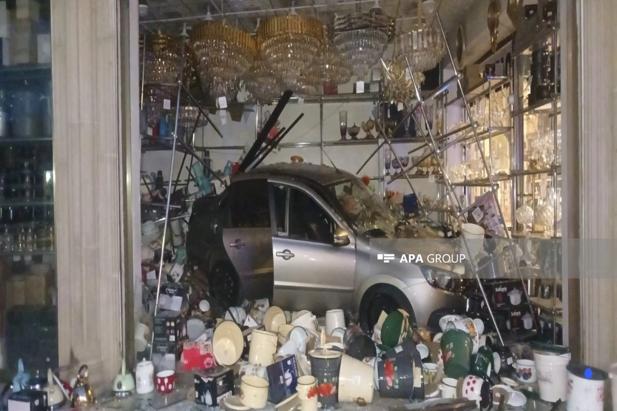 Gəncədə minik maşını mağazaya çırpıldı (FOTO)