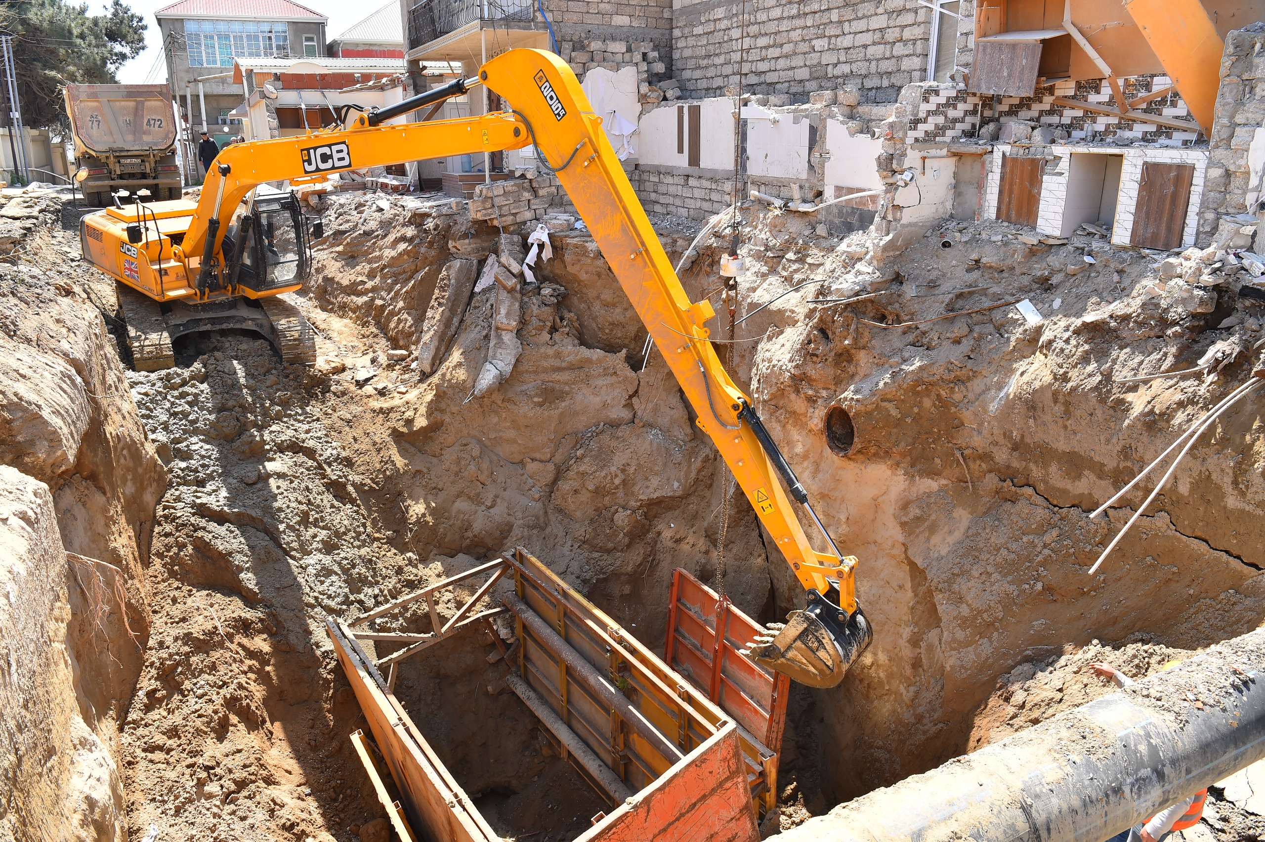 Üzərində evlər tikildiyinə görə çökən kollektorun qəzalı hissəsi dəyişdirilir (FOTO/VİDEO)