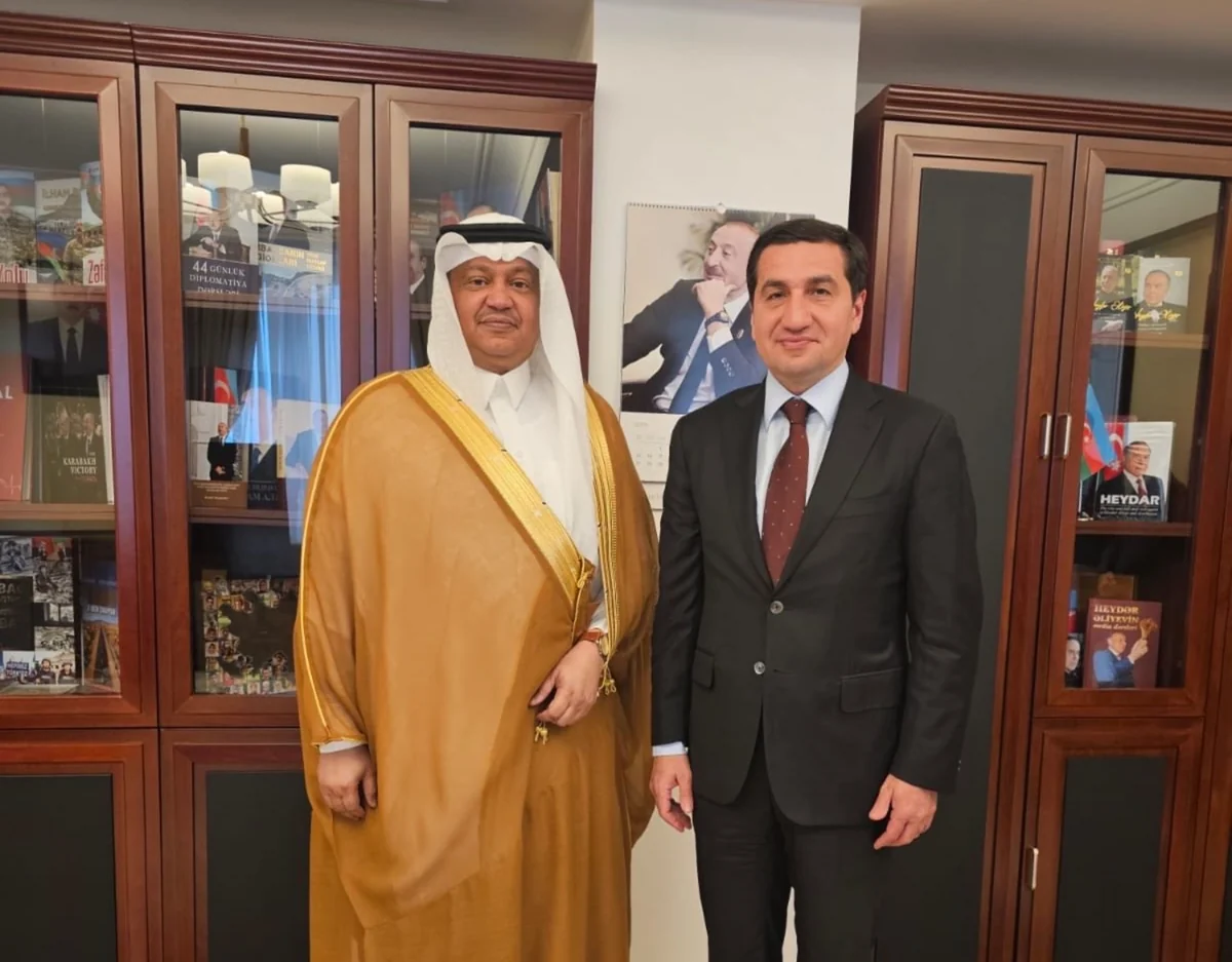 Hikmət Hacıyev Səudiyyə Ərəbistanının Azərbaycandakı səfiri ilə görüşdü