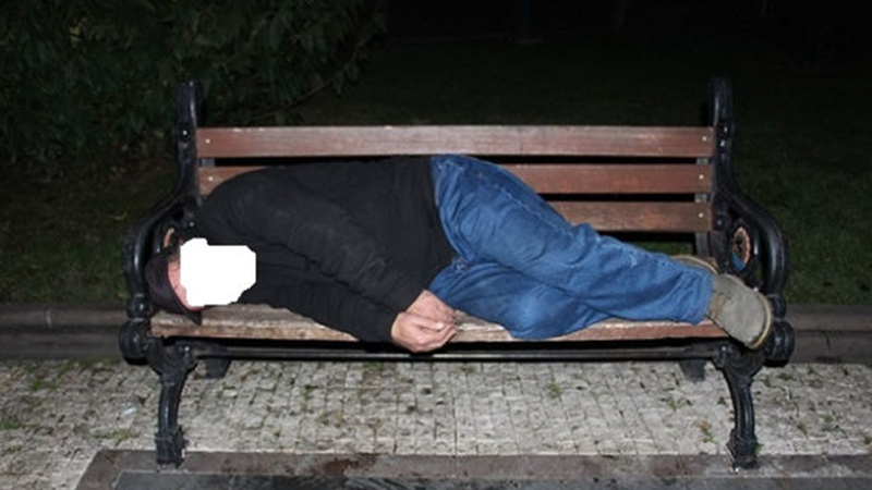 Avtobus dayanacağında yatdı, 680 manat pulu oğurlandı