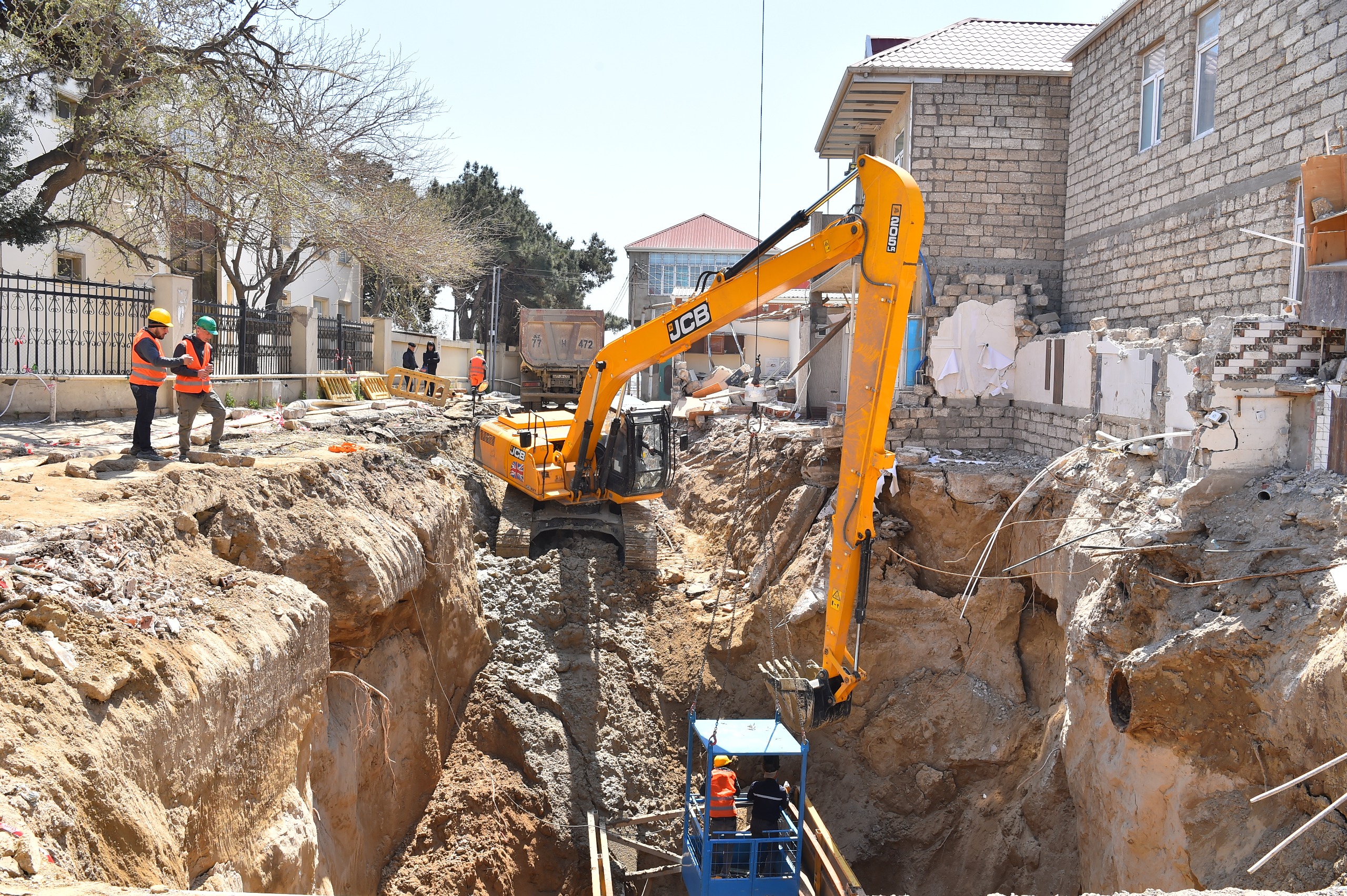 Üzərində evlər tikildiyinə görə çökən kollektorun qəzalı hissəsi dəyişdirilir (FOTO/VİDEO)