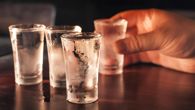 SSRİ-də belə olmamışdı: Rusiya əhalisi rekord templə spirtə qurşanır - 