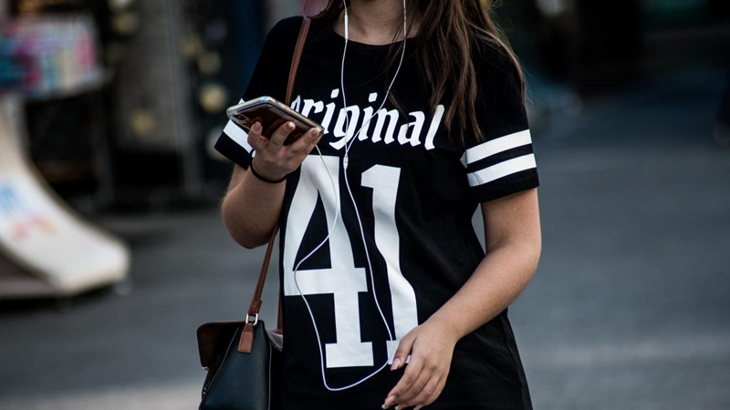 Bu ölkə hər kəs üçün pulsuz mobil interneti işə salır - Dünyada ilk