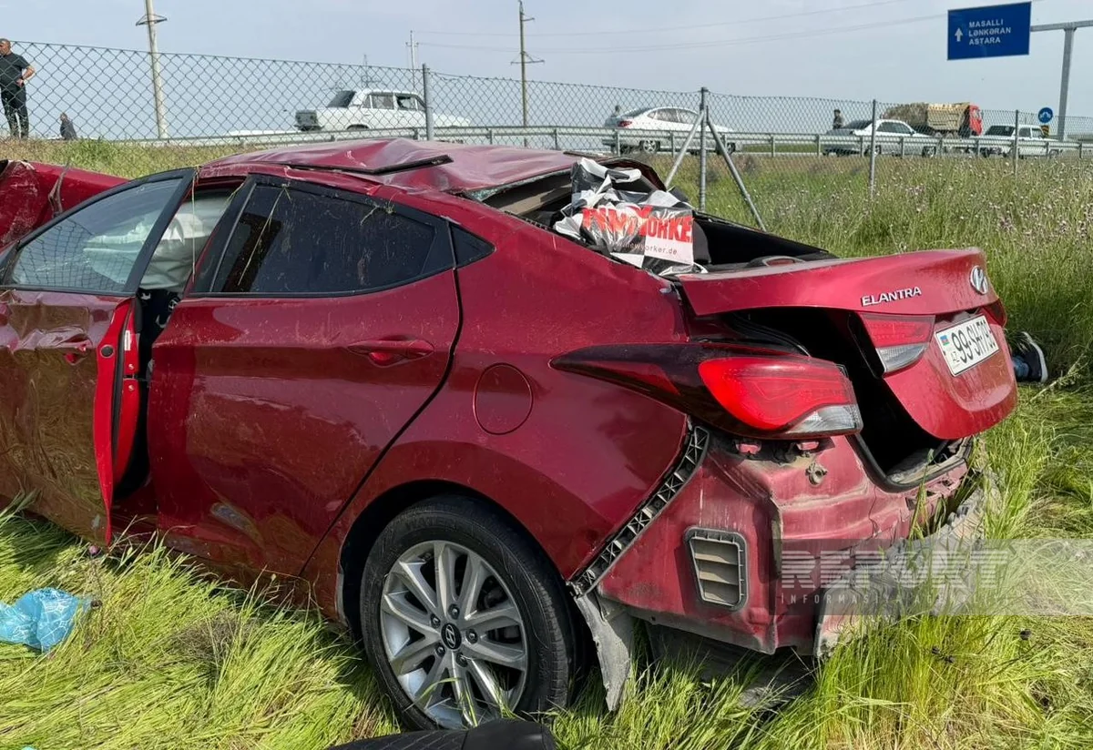 Toya gedən ailə qəzaya düşdü - Qadın öldü, uşaqlar yaralıdır