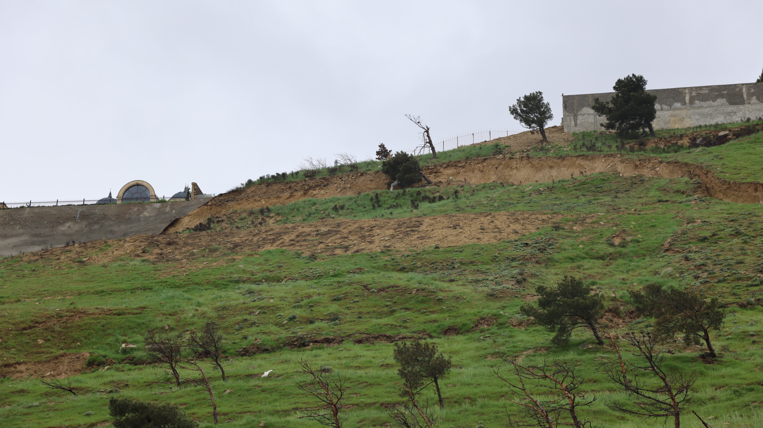 Badamdarda sürüşmə: Nazir hadisə yerində (FOTO/VİDEO)