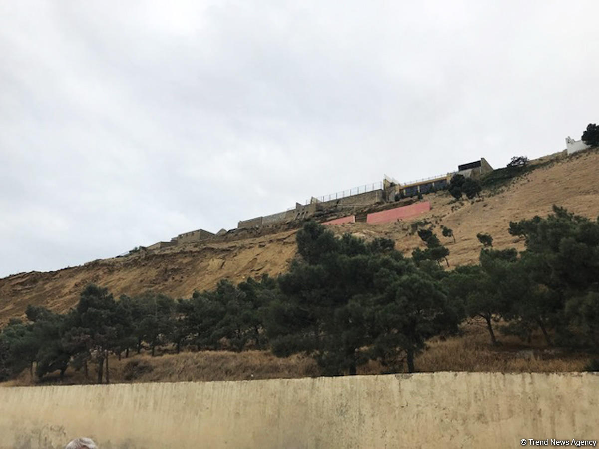 Badamdarda sürüşmə təhlükəsi: Yol bağlandı