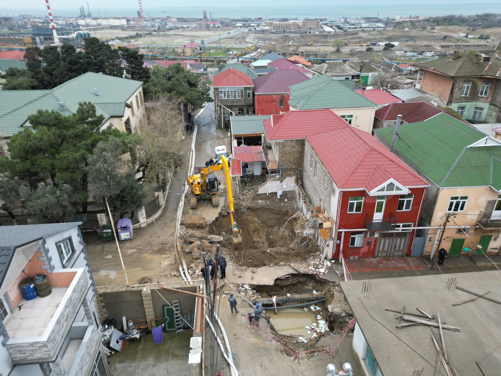 Kollektorun üzərində tikilən ev söküldü, xəttin bərpası işlərinə başlanıldı (FOTO/VİDEO)