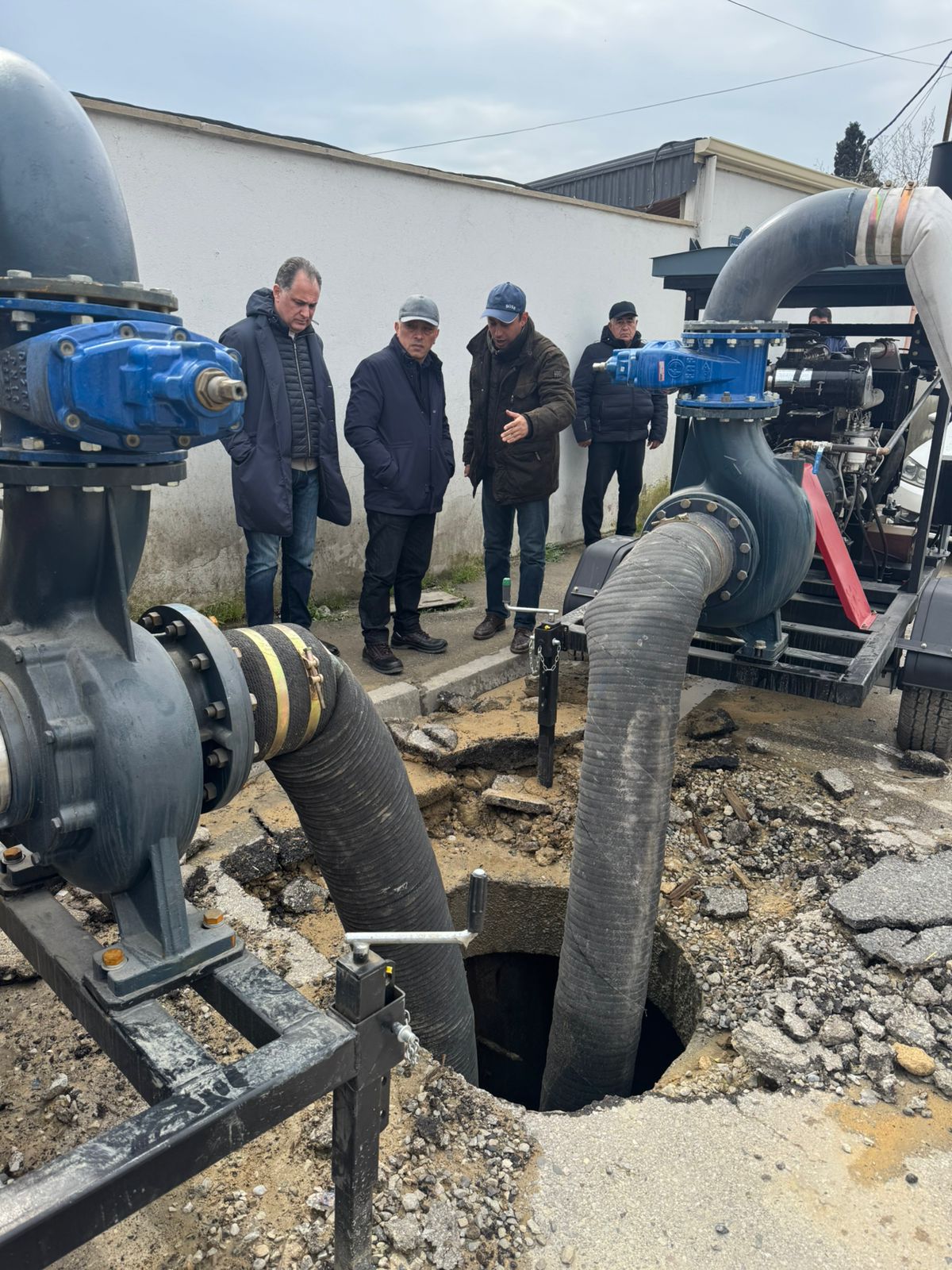 Kollektorun üzərində tikilən ev söküldü, xəttin bərpası işlərinə başlanıldı (FOTO/VİDEO)