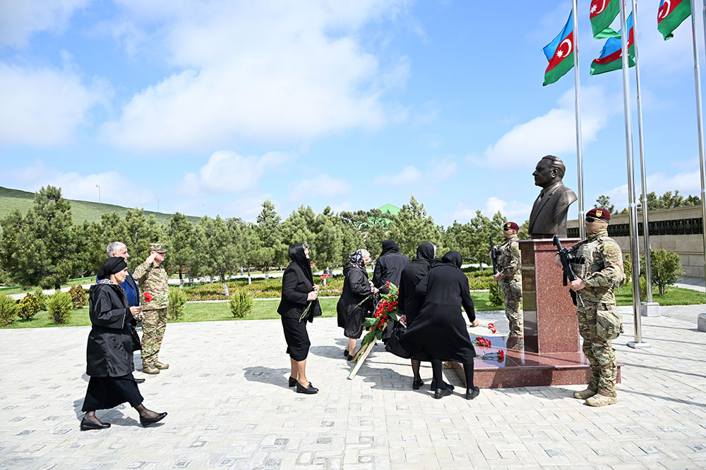 XTQ-nin Aprel şəhidlərinin xatirəsi ehtiramla yad olundu (FOTO)