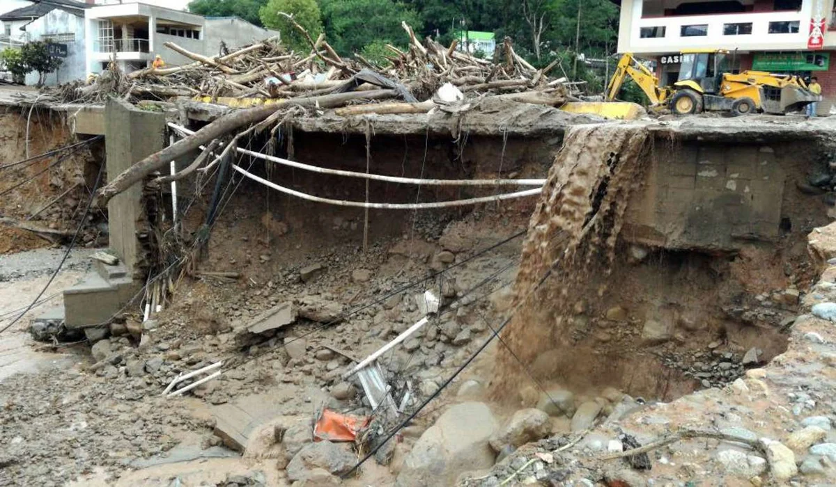 Qubada torpaq sürüşməsi: Rayonla kəndləri birləşdirən yol sıradan çıxdı