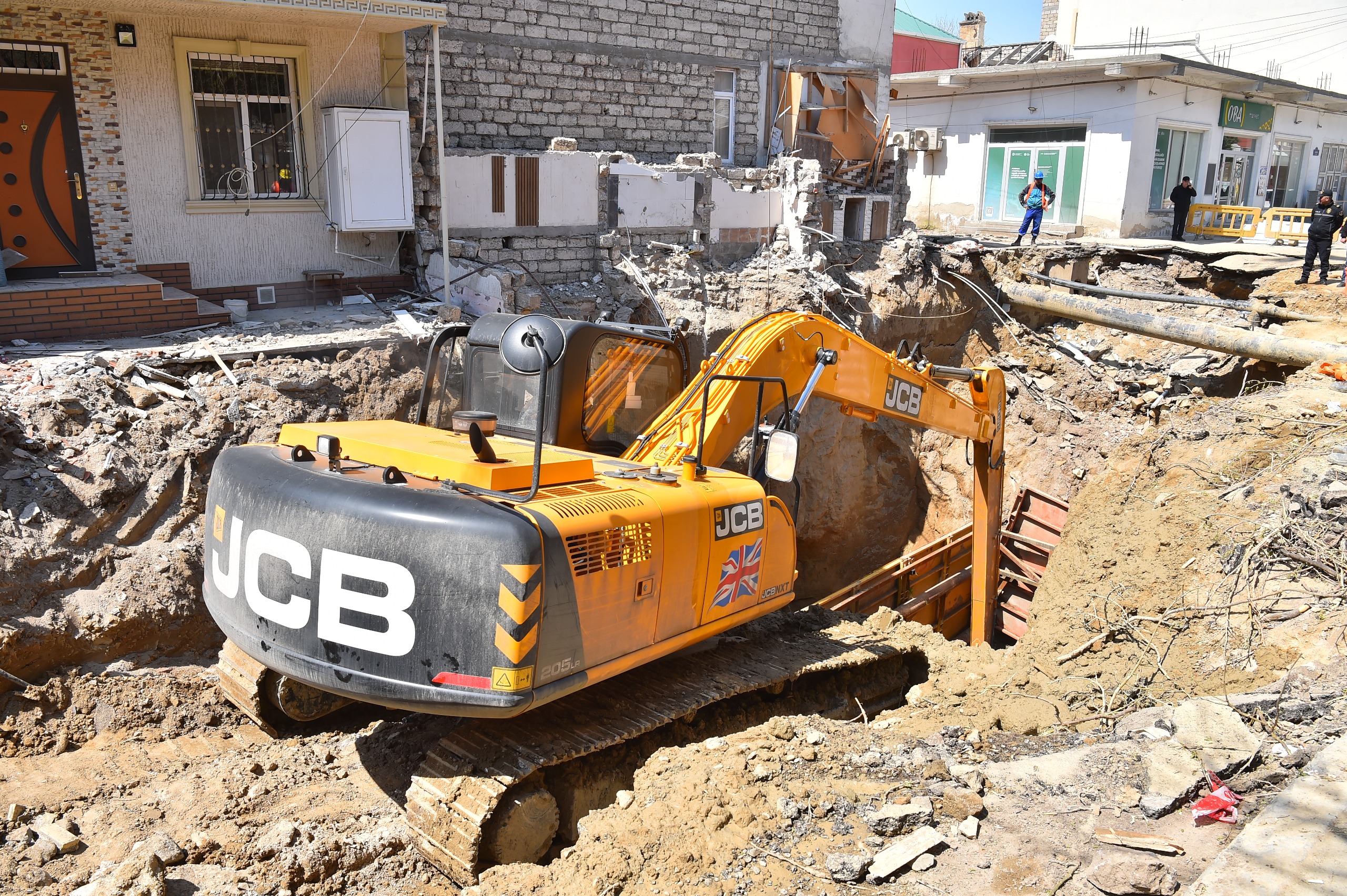 Üzərində evlər tikildiyinə görə çökən kollektorun qəzalı hissəsi dəyişdirilir (FOTO/VİDEO)