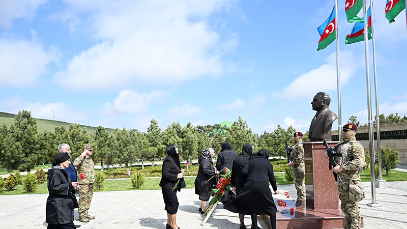 XTQ-nin Aprel şəhidlərinin xatirəsi ehtiramla yad olundu (FOTO)