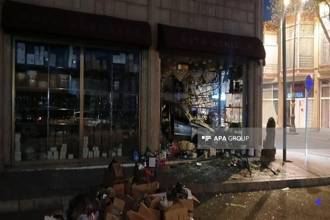 Gəncədə minik maşını mağazaya çırpıldı (FOTO)