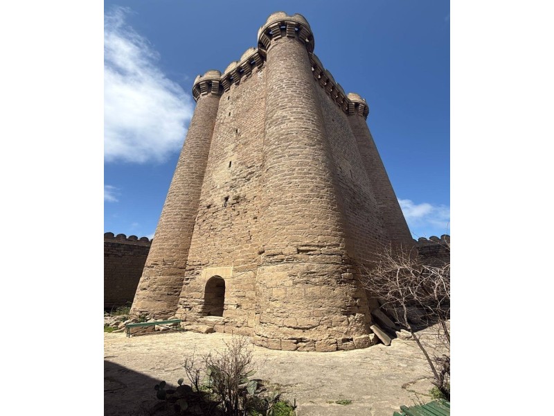 Böyük Mərdəkan qəsrində çökmə oldu (FOTO)