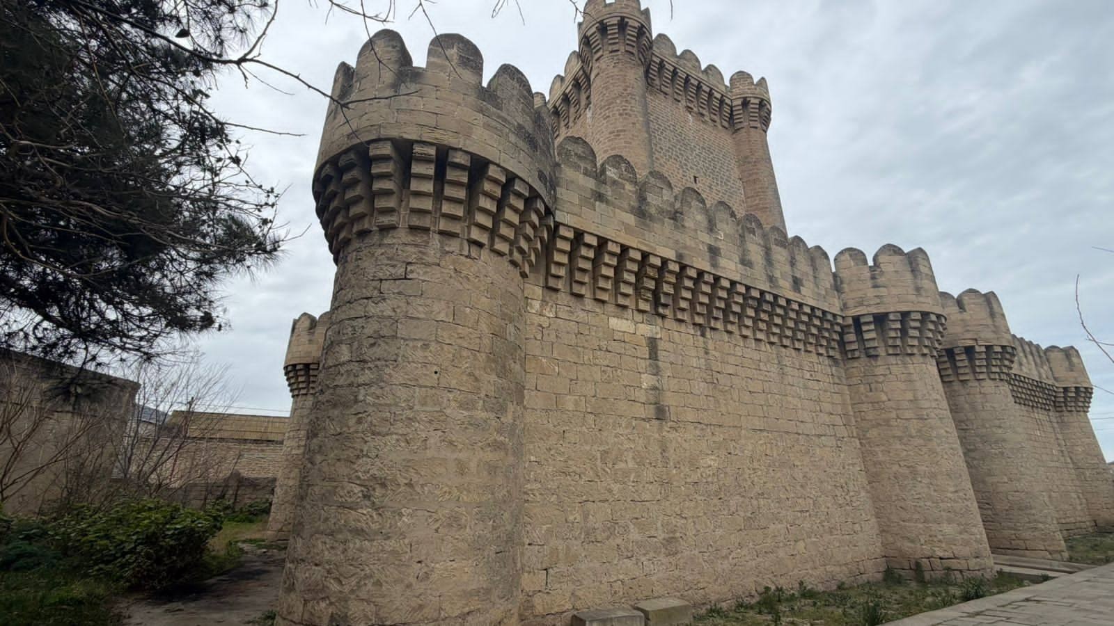 Böyük Mərdəkan qəsrində çökmə oldu (FOTO)