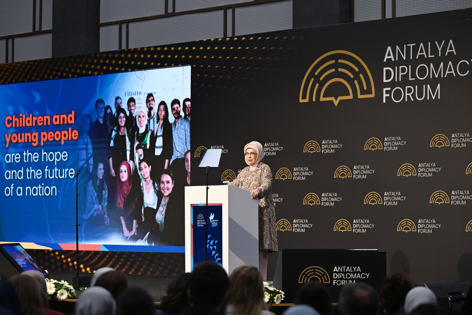 Mehriban Əliyeva Antalyada Fələstinlə bağlı paneldə iştirak etdi (FOTO)