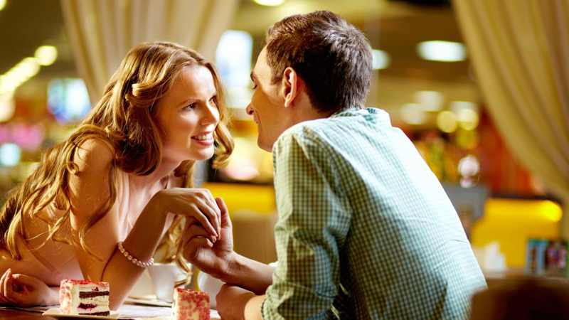 Kiminsə sizə aşiq olduğunu necə anlamaq olar? - 3 incə əlamət