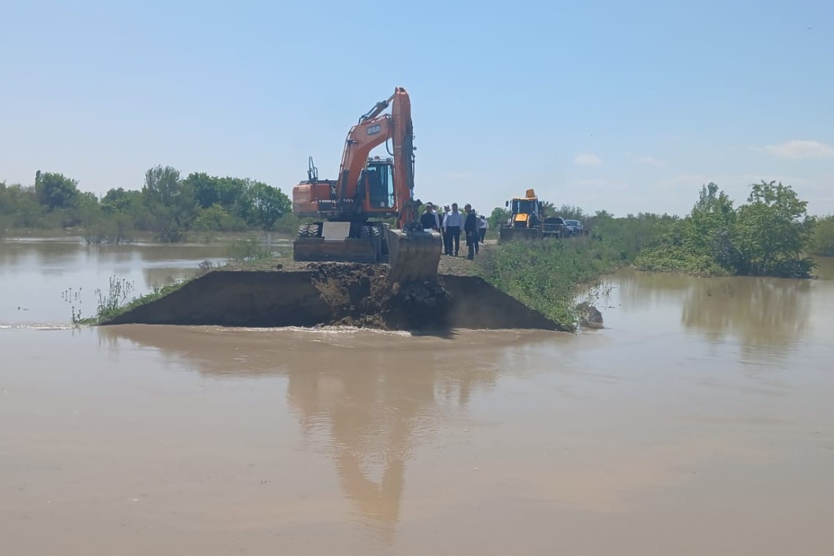 Kürdə suyun səviyyəsi artdı, Qarqar çayında bənd yarıldı (YENİLƏNİB/FOTO)