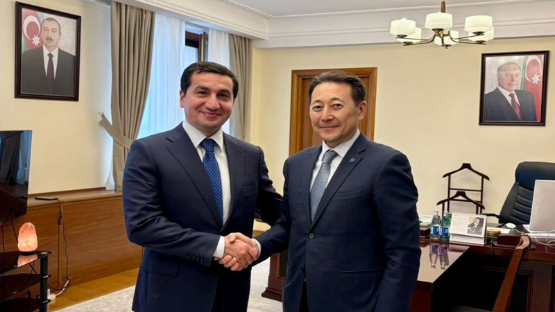 Hikmət Hacıyev Kayrat Sarıbayla AQEM sammitini müzakirə etdi