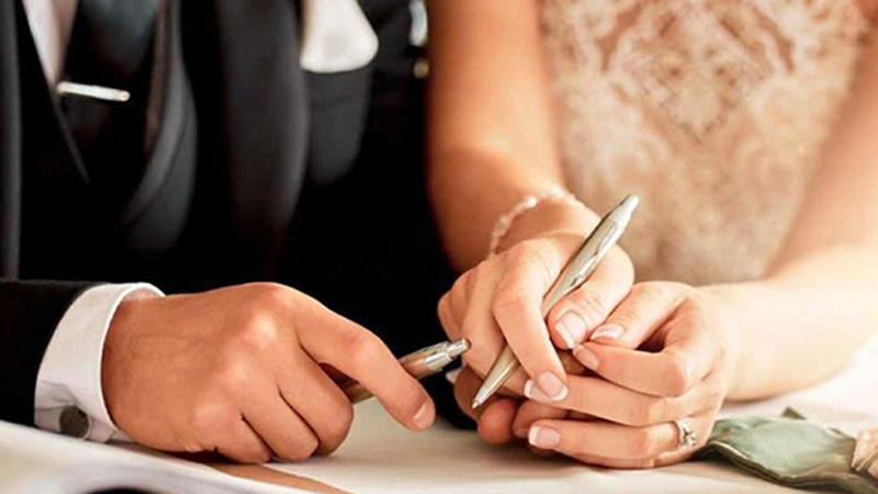 Kişilərin qadın soyadını götürməsi: Mübahisə doğuran şəxsi seçim...