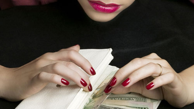 Qadın qohumunun evindən pul oğurladı