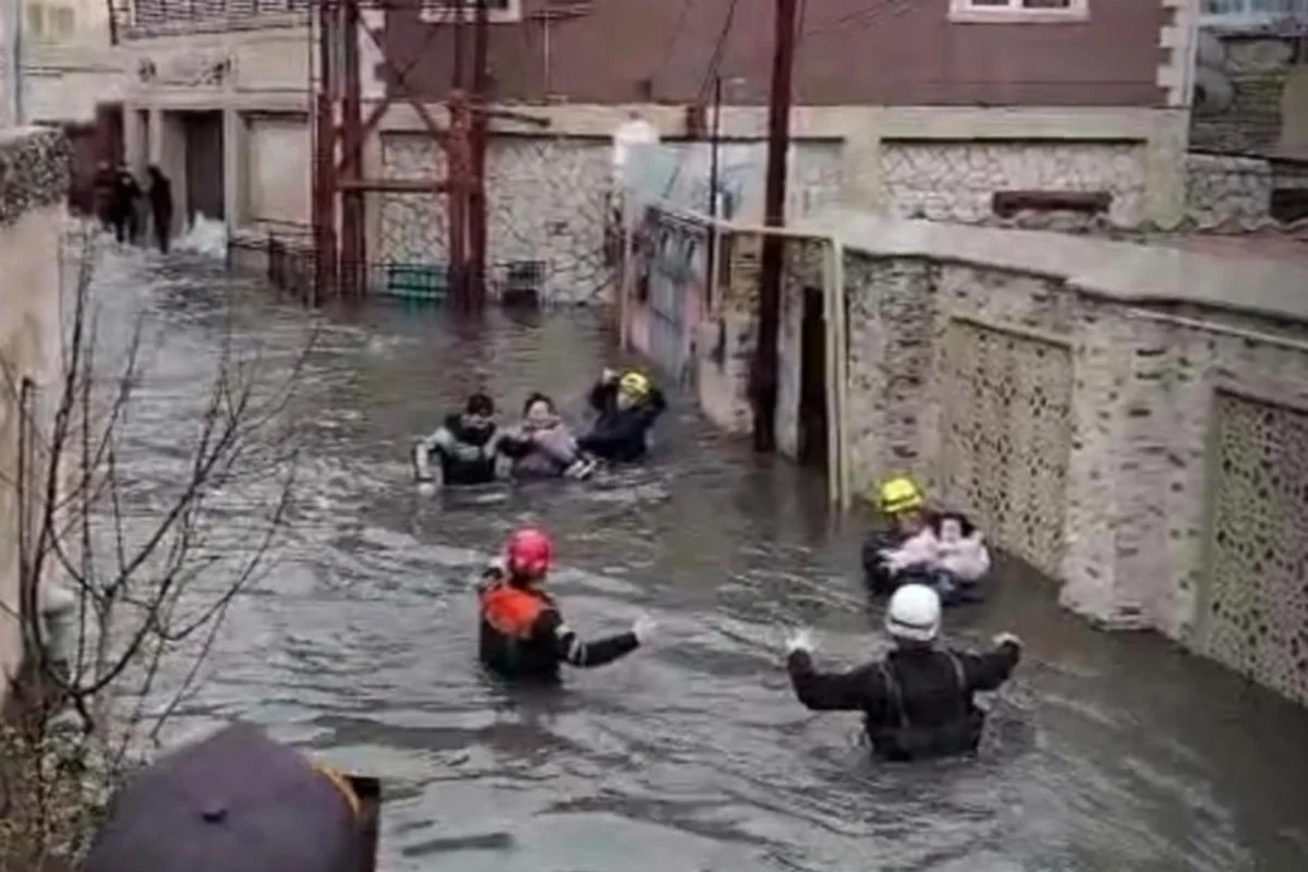 Keşlədə su basmış ərazilərdən sakinlər təxliyə edildi (FOTO)