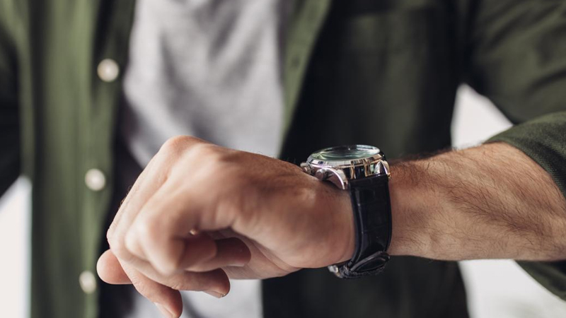 Ağıllı telefonlar dövründə qol saatı taxan insanlar bunu səbəbsiz etmir (ARAŞDIRMA)