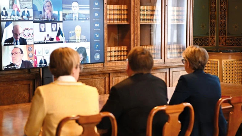 Hörmüzə meydanda deyil, masada formul axtarışı