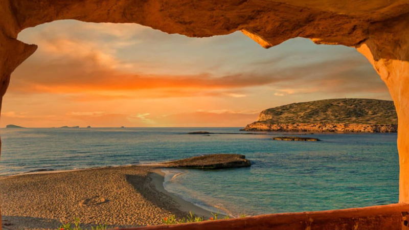 İbizanın sirri: Adada toplaşan insanlar ölümcül xəstəliyi yaymış ola bilər