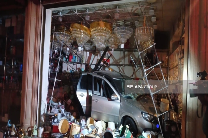 Gəncədə minik maşını mağazaya çırpıldı (FOTO)