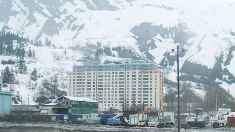 Bu şəhərdə bütün sakinlər 14 mərtəbəli bir binada yaşayırlar