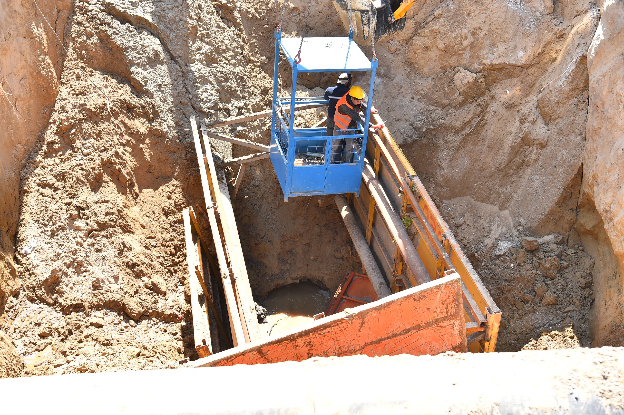 Üzərində evlər tikildiyinə görə çökən kollektorun qəzalı hissəsi dəyişdirilir (FOTO/VİDEO)