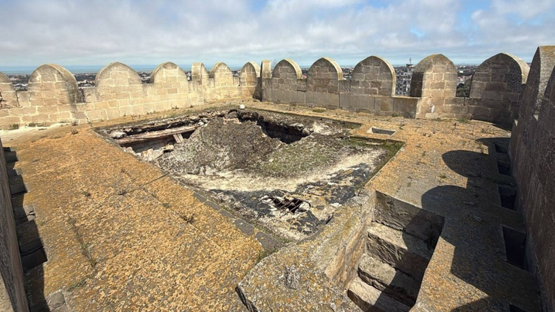 Böyük Mərdəkan qəsrində çökmə oldu (FOTO)