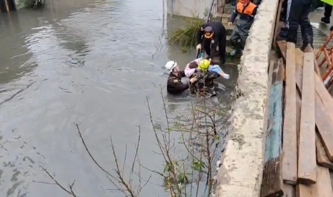 Keşlədə su basmış ərazidən 37 nəfər təxliyə edildi (YENİLƏNİB)