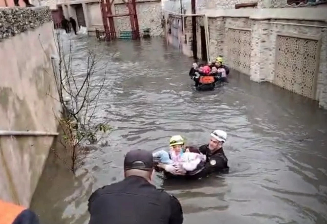 Keşlədə su basmış ərazidən 37 nəfər təxliyə edildi (YENİLƏNİB)