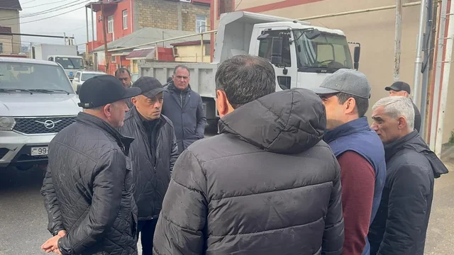 Keşlədə kollektorda qəzaya səbəb olan evin sökülməsinə başlanıldı (FOTO/VİDEO)