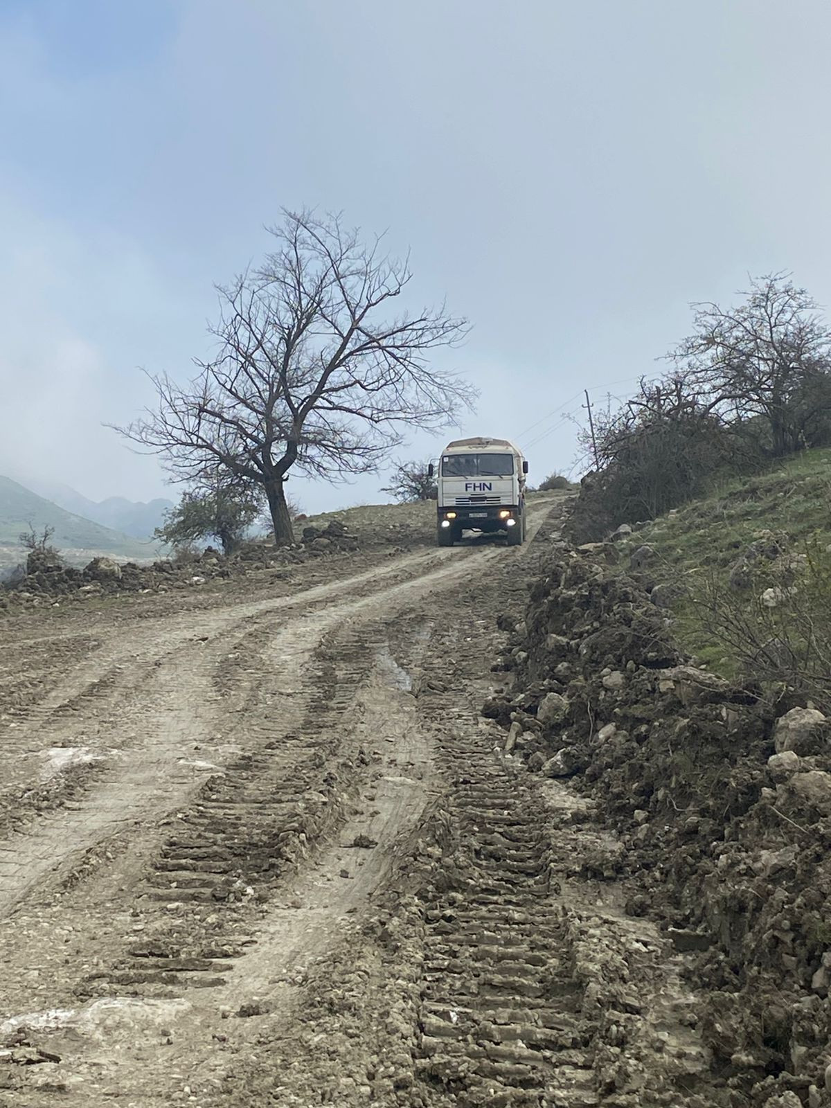 Qubada torpaq sürüşməsi: Rayonla kəndləri birləşdirən yol sıradan çıxdı (VİDEO)